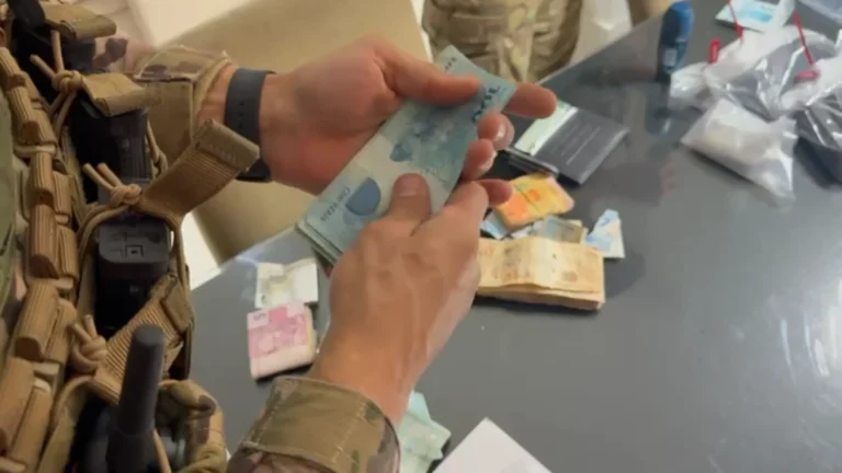 Policiais suspeitos de extorquir membros do CV são alvos de operação no Rio