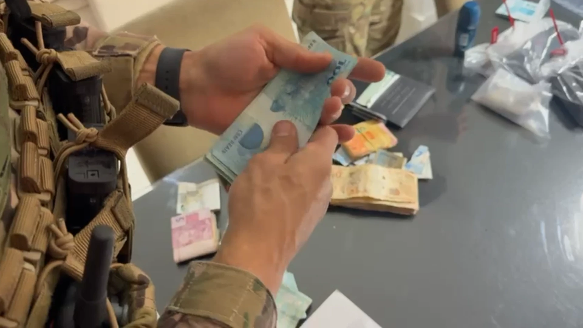 Policiais suspeitos de extorquir membros do CV são alvos de operação no Rio