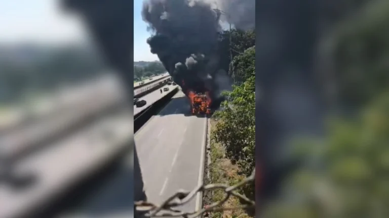 Vídeo: ônibus pega fogo e fumaça se espalha na Rodovia Anchieta (SP)