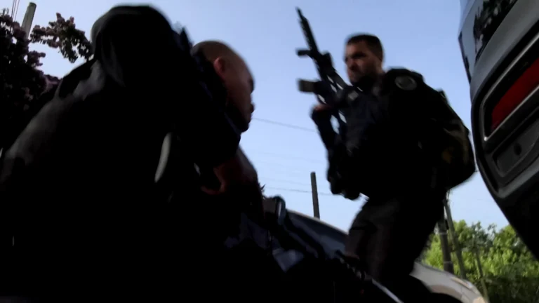 Mais de 30 policiais foram presos em três dias durante operações no RJ