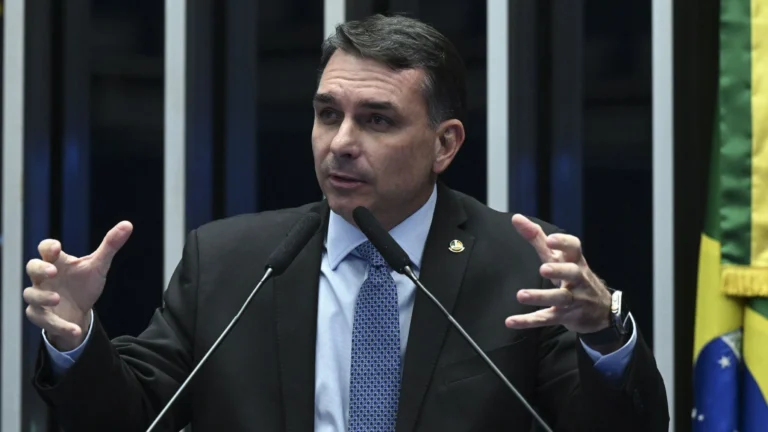 Flávio Bolsonaro passa por duas cirurgias oftalmológicas em Brasília