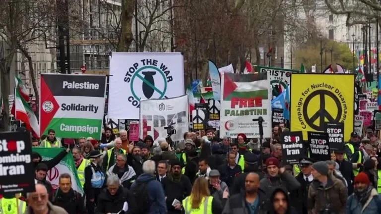 Manifestantes protestam em Londres contra ataques dos EUA e Israel ao Irã