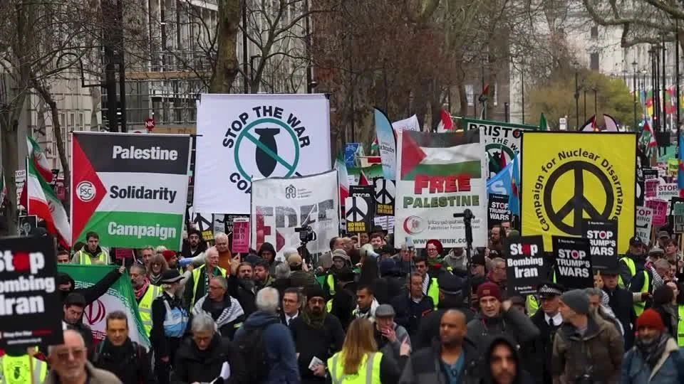 Manifestantes protestam em Londres contra ataques dos EUA e Israel ao Irã