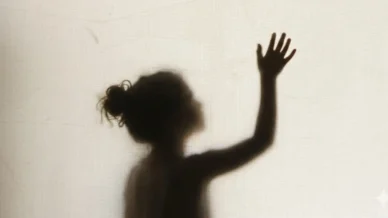 Menina é ajoelhada em caroços de feijão como 