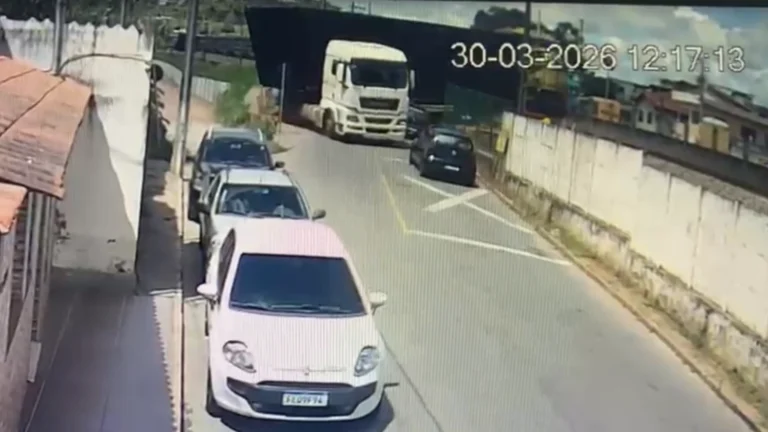 Vídeo: Carreta é atingida por trem e arrasta dois carros em MG