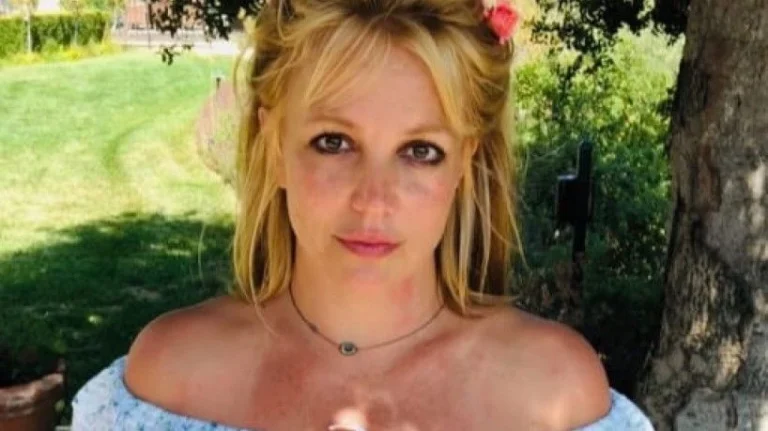 Britney Spears demitiu mentores de sobriedade antes da prisão, diz site