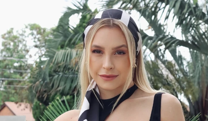 Carla Diaz aproveita o dia na piscina e posa de fio-dental: “Folga”