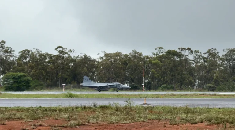 Caça Gripen passa a defender o espaço aéreo em Brasília; veja vídeo