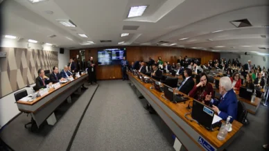 CCJ do Senado adia análise de PEC sobre aposentadoria compulsória de juízes