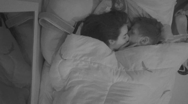 BBB 26: Jonas e Jordana movimentam edredom na madrugada