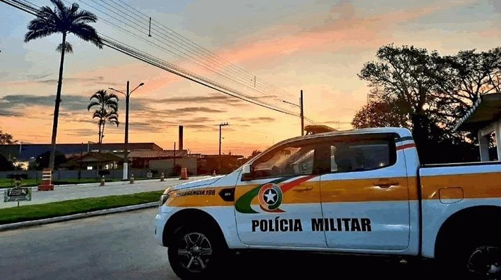 Carro em chamas com cabeça decapitada e ossos humanos é encontrado em SC