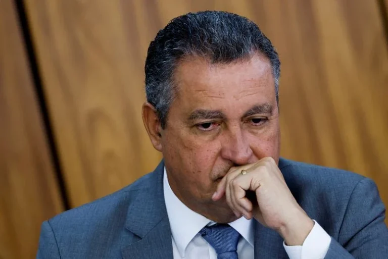 Rui Costa cobra Sidônio Palmeira durante reunião ministerial