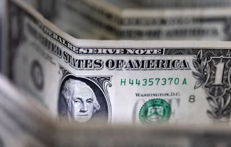 Trump encerra tradição de 165 anos e assina nota de dólar nos EUA