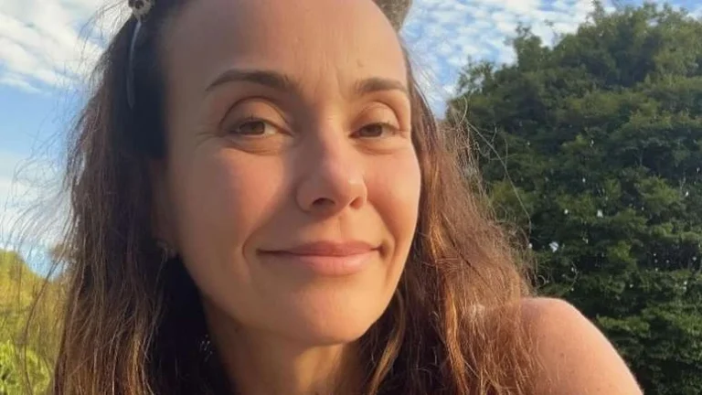É grave? Atriz de Chiquititas passa por cirurgia após acidente