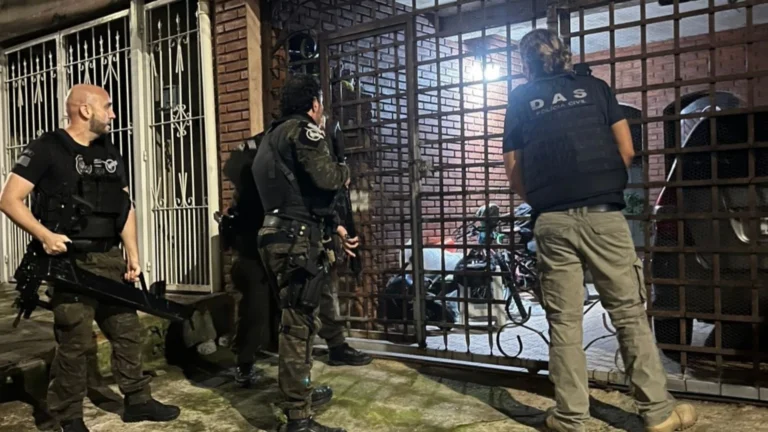 Trio que sequestrava caminhoneiros e desmontava veículos é detido em SP