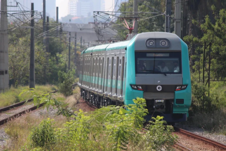 Trem da Linha 9-Esmeralda descarrila em SP e afeta circulação