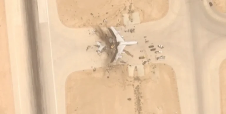 Novas imagens mostram aeronave de radar dos EUA destruída em ataque do Irã