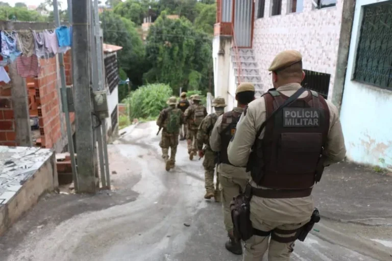 Policiais são baleados e suspeitos são mortos em situação de refém na Bahia