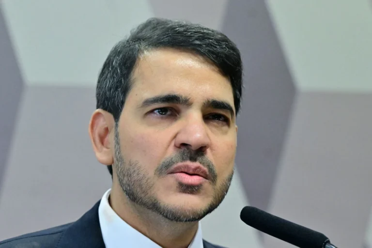Espaço de poder não é espaço de tirania e corrupção, diz Messias no Senado