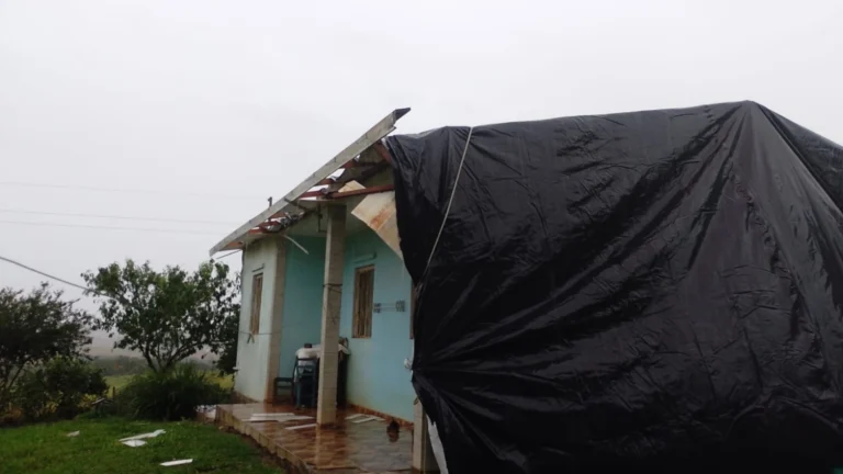 Passagem de ciclone extratropical causa destelhamentos em 3 cidades do RS