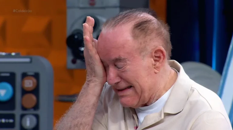 Longe da TV, Renato Aragão cai no choro com homenagem