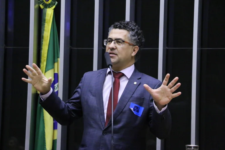 À CNN, Santana diz que PEC 6×1 levará em conta pequenas empresas