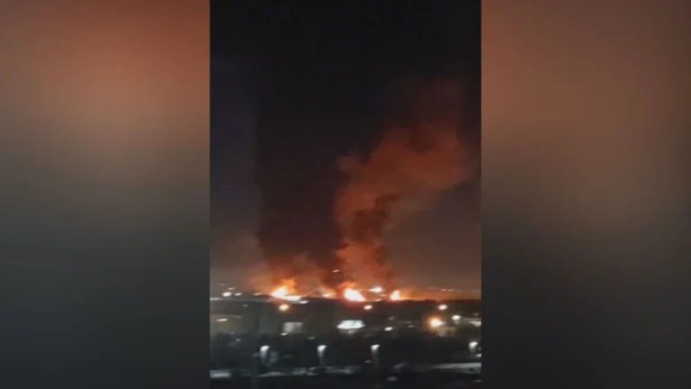 Vídeo: Coluna de fumaça sobe no céu de Teerã após ataque perto de aeroporto