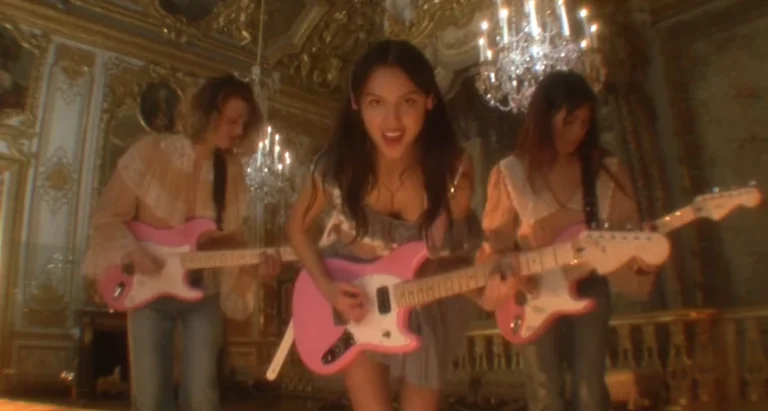 Olivia Rodrigo “invade” Palácio de Versalhes para clipe de “Drop Dead”
