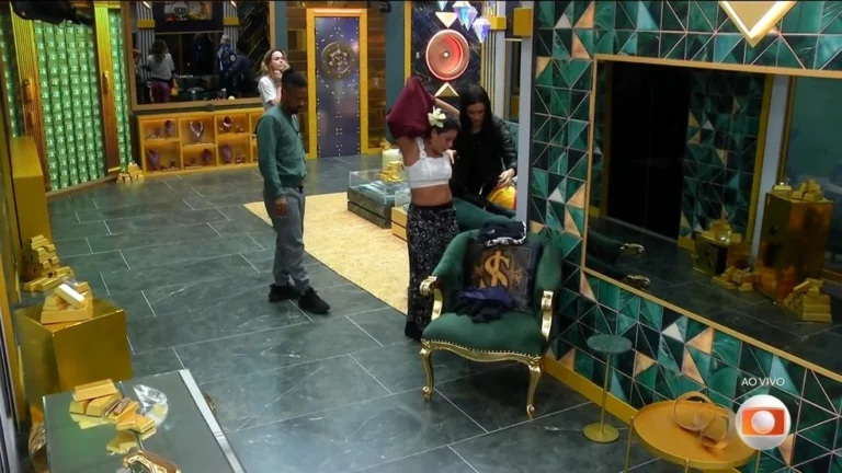 Eliminação de Gabriela tem aplausos, troca de roupa e despedida emocionada