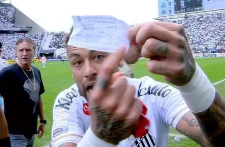 Neymar é substituído por engano e se revolta em jogo do Santos
