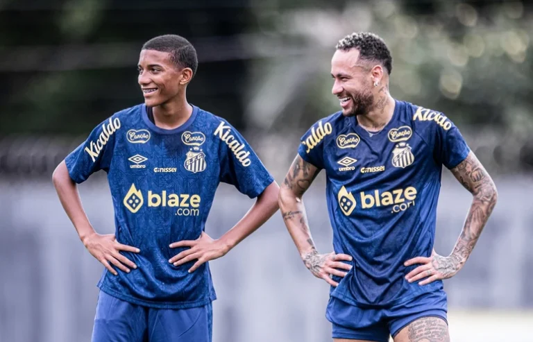 Neymar se desentende com filho de Robinho, acerta rasteira e causa climão em treino do Santos