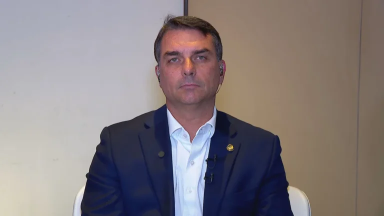 Flávio diz que filme sobre Bolsonaro seria “censurado” no Brasil