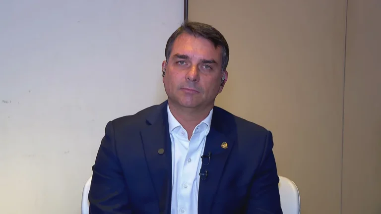 Entorno de Flávio diz que encontro pode ser com JD Vance, e não com Trump