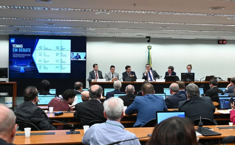 Comissão do fim da jornada 6×1 realiza debate em Porto Alegre nesta sexta