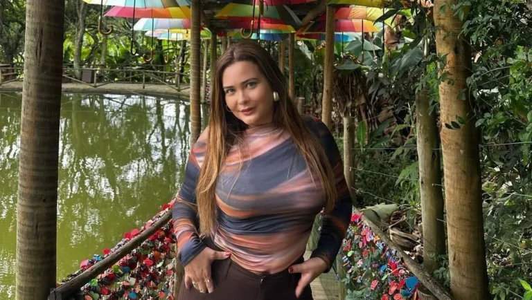 Solteira, Geisy Arruda posa em “ponte do amor” e diz: “Falta só o boy”