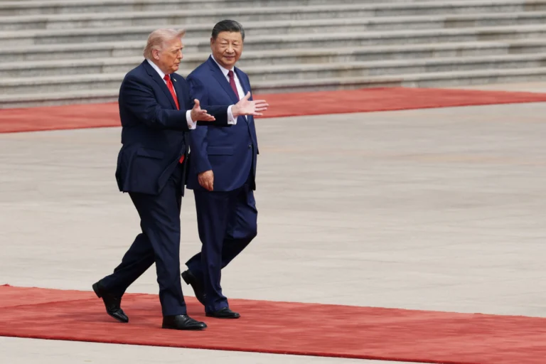 Trump usa viagem à China para promover projeto de salão na Casa Branca