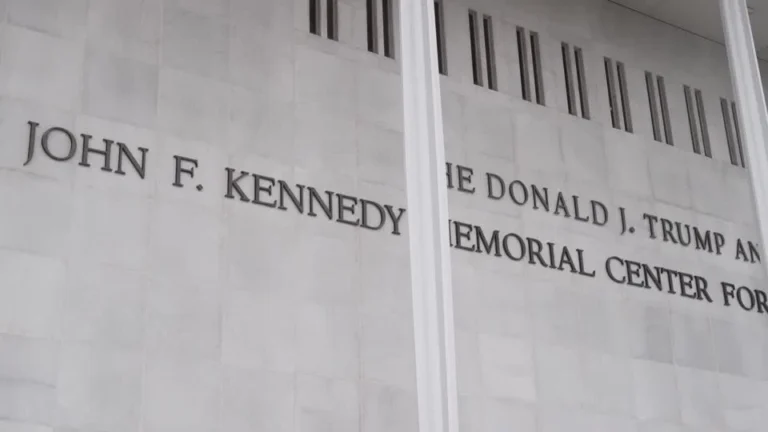 Juiz manda retirar nome de Trump do Kennedy Center