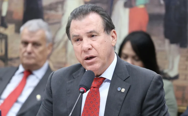 Comissão da 6×1 ouve ministro do Trabalho em primeira audiência