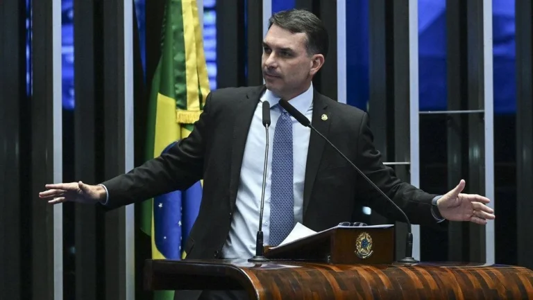 Flávio visita Anderson Torres na Papuda e pede anistia a condenados do 8/1