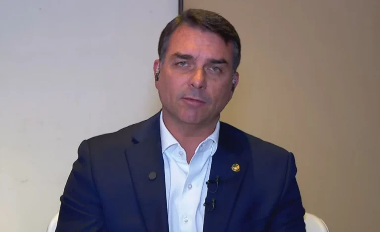 À CNN, Flávio diz que ataques ocorrem por ser pré-candidato