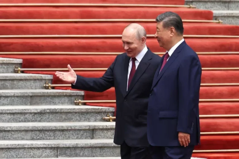 Comparar cerimônias de Xi para Putin e Trump não faz sentido, diz o Kremlin