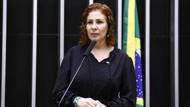 Justiça manda penhorar bens de Zambelli por uso irregular de foto de Boulos