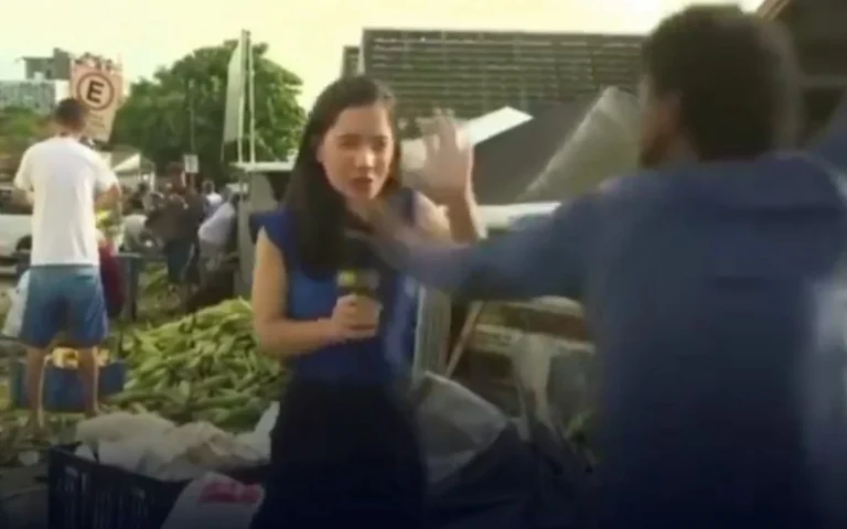 Repórter de TV é agredida ao vivo com soco no rosto e empurrão; assista