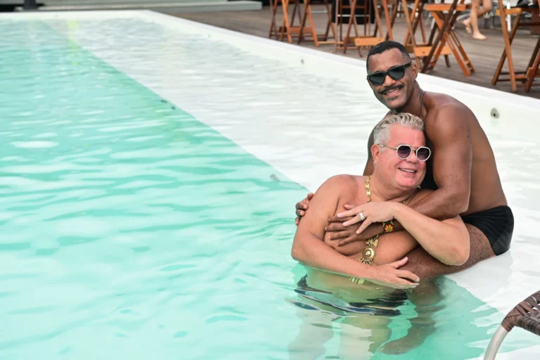 Milton Cunha curte piscina com marido em hotel na Amazônia