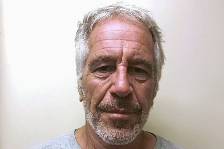 Assistente de Epstein fornece nomes de supostos abusadores ligados a ele
