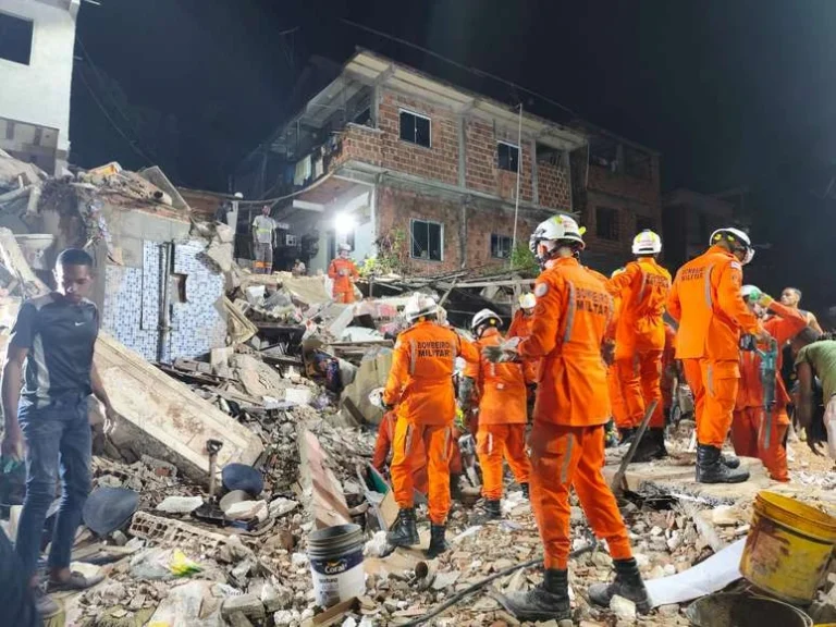 Sobe para três o número de mortos em desabamento de prédio na Bahia