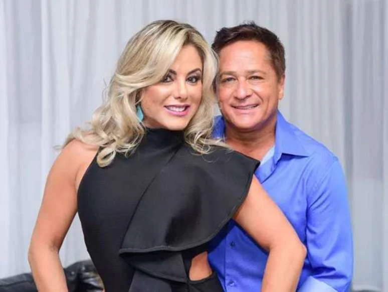 Poliana Rocha opina sobre roupas usadas pelas bailarinas do cantor: Sinceramente