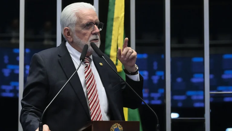 Jaques Wagner se colocou à disposição de Mendonça para esclarecimentos