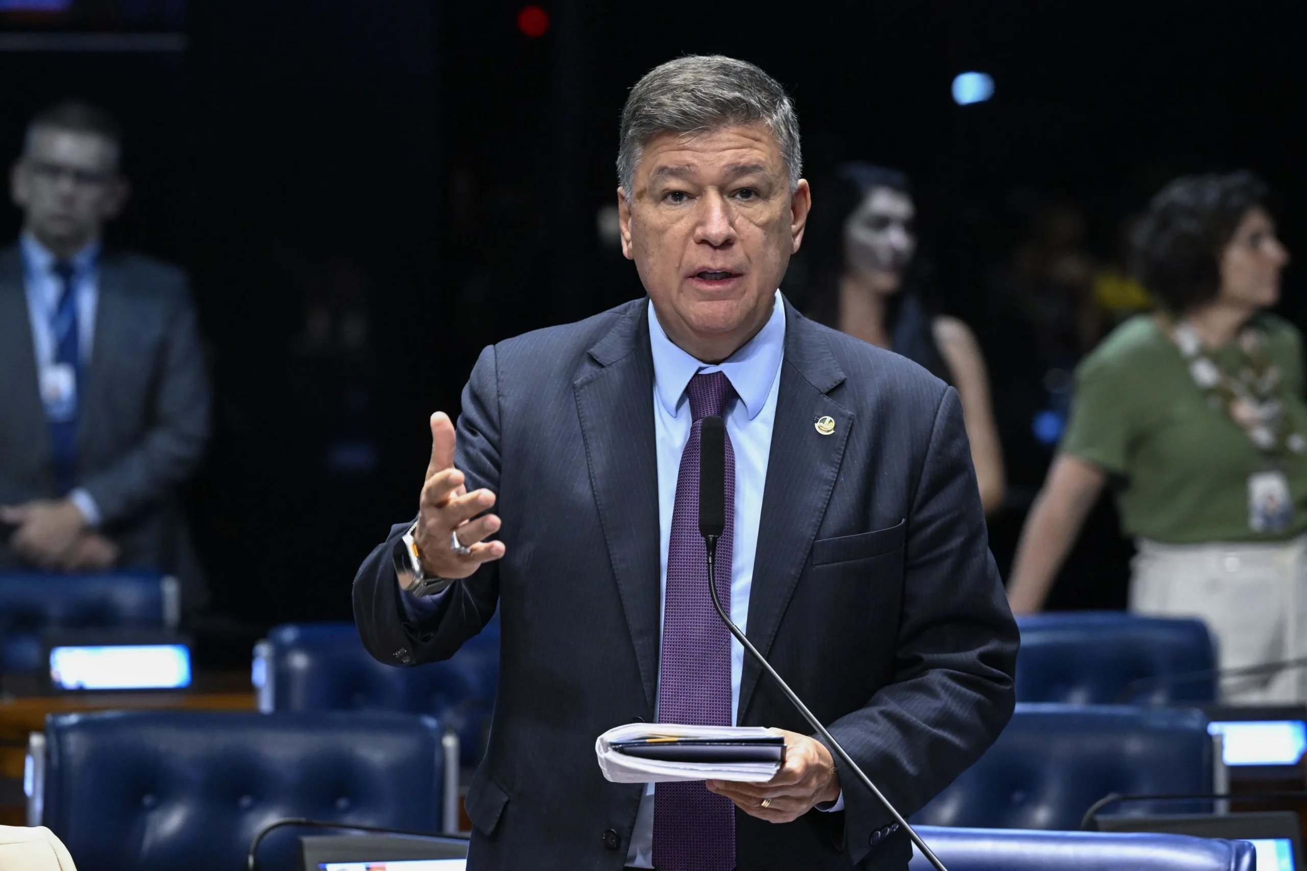 Carlos Viana defende tempo de transição maior para fim da escala 6x1