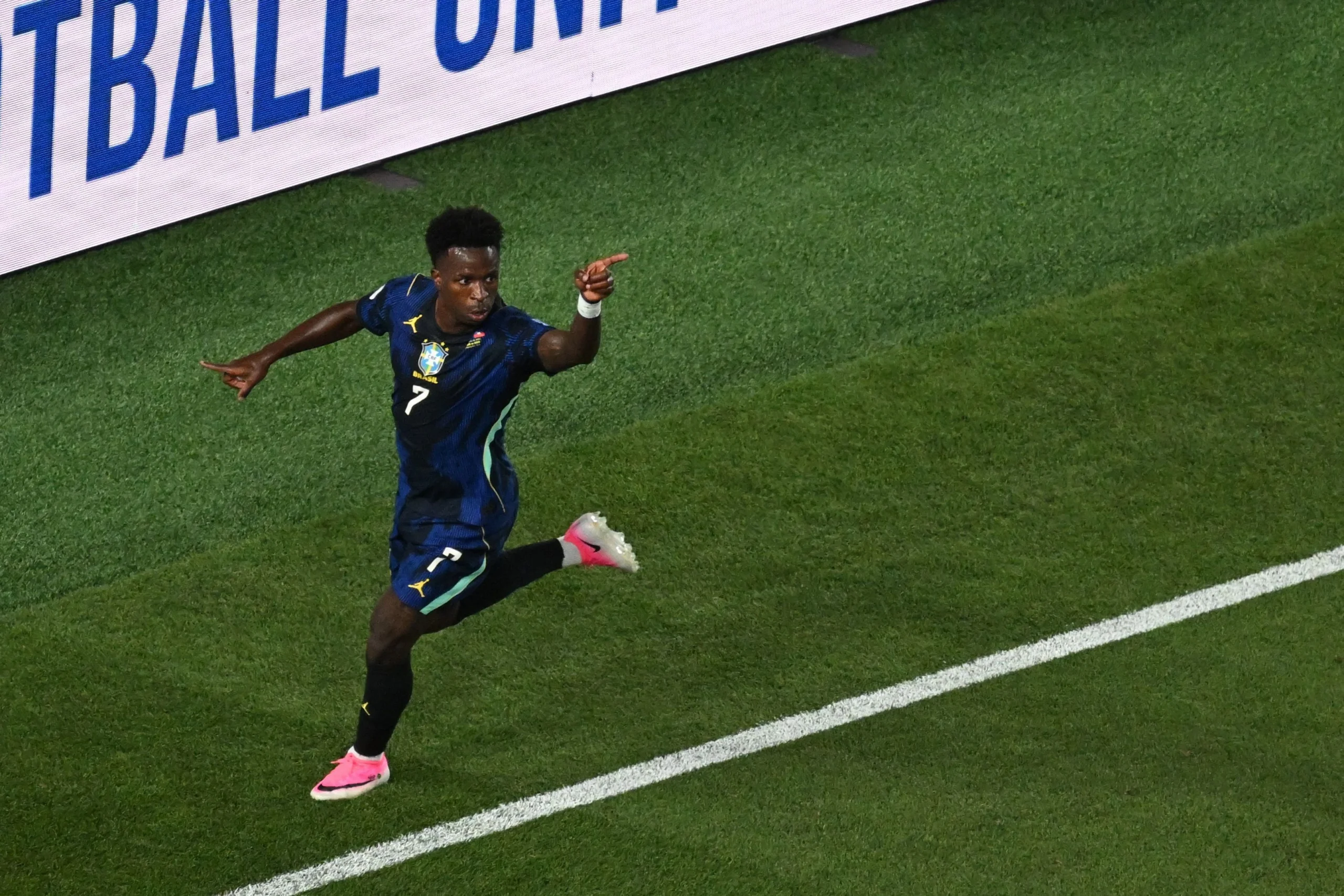 Ancelotti vê Vinícius Jr 100%, mas diz querer 